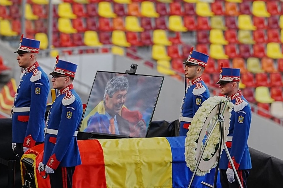 Ραζβάν Λουτσέσκου: Δίπλα στο φέρετρο του πατέρα του για πάνω από 24 ώρες
