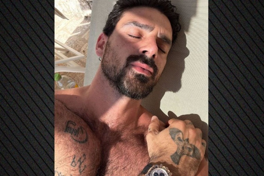 Ο Μικέλε Μορόνε ποζάρει γυμνός στο Instagram