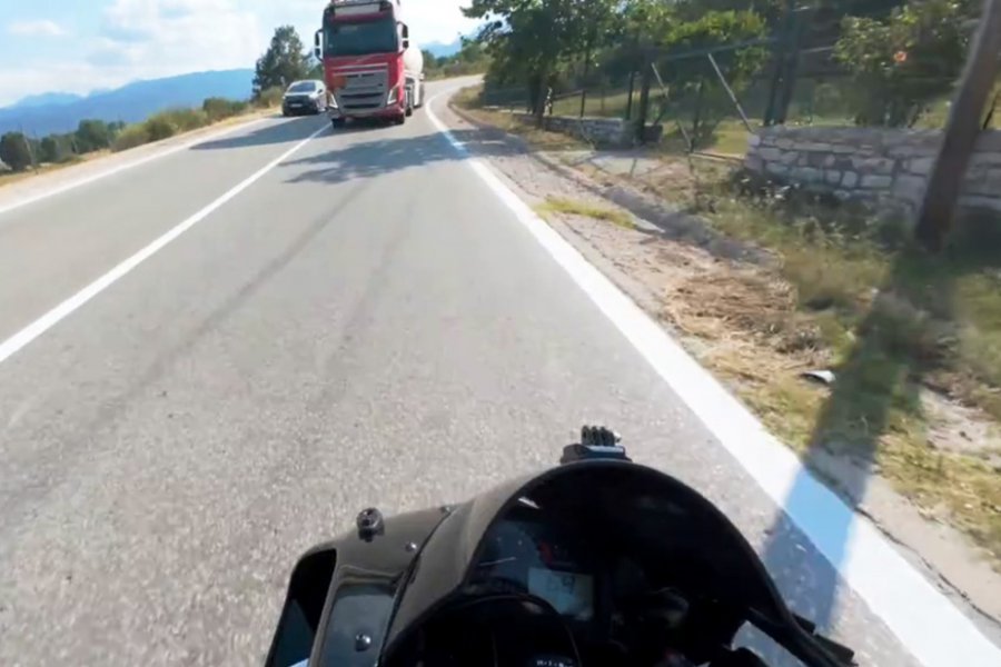 Μοτοσικλετιστής αφηγείται πώς απέφυγε τη μετωπική με βυτιοφόρο: «Κρίμα να πεθάνω στα 25»