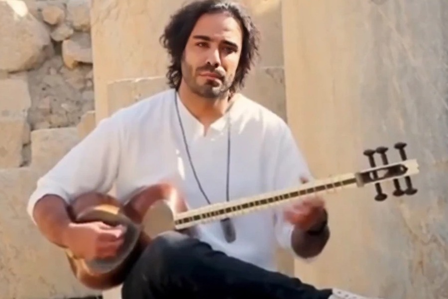 Μουσικός έχει κατασκηνώσει έξω από εργοστάσιο παραγωγής ενέργειας του Ιράν για να αποτρέψει επίθεση από τις ΗΠΑ