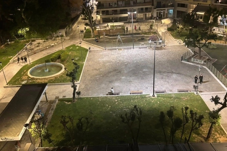 Οι οπαδοί του ΠΑΟΚ καθάρισαν την πλατεία Ναυαρίνου μετά τον τελικό με την Μπιλμπάο