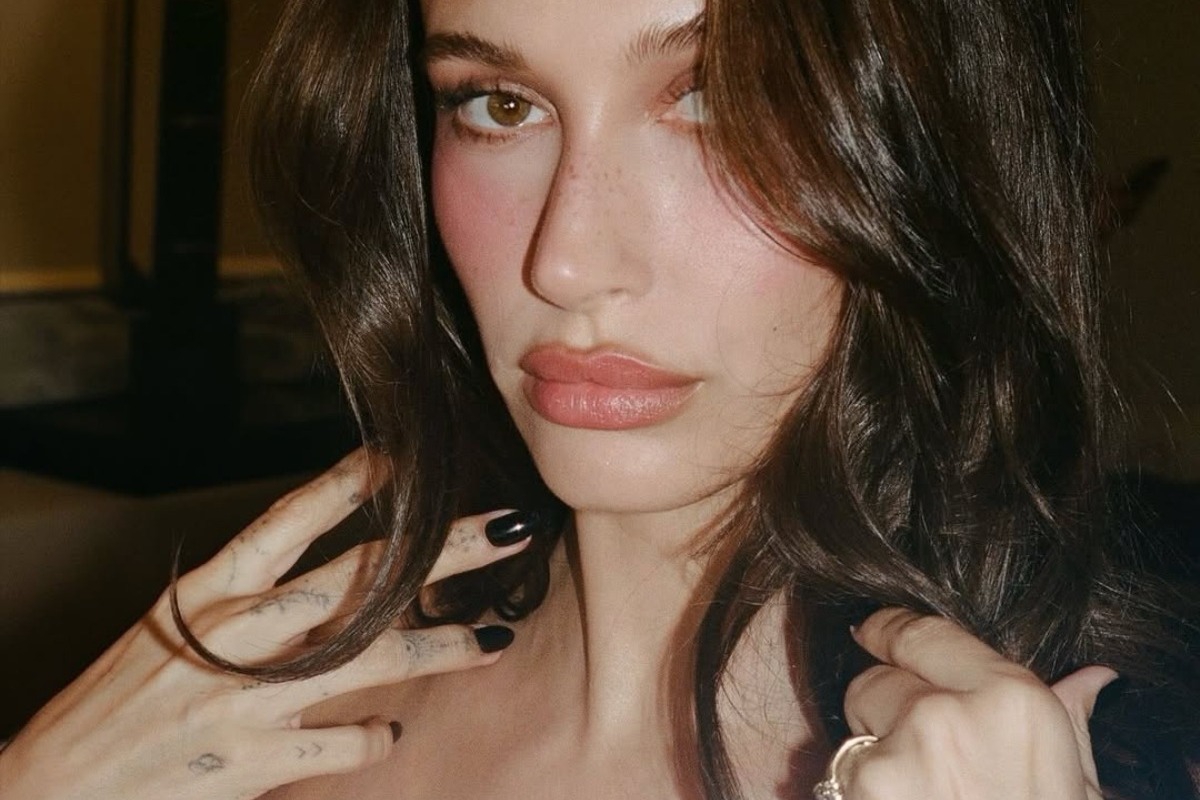Τα glossy νύχια της Hailey Bieber που έφεραν το Halloween νωρίτερα