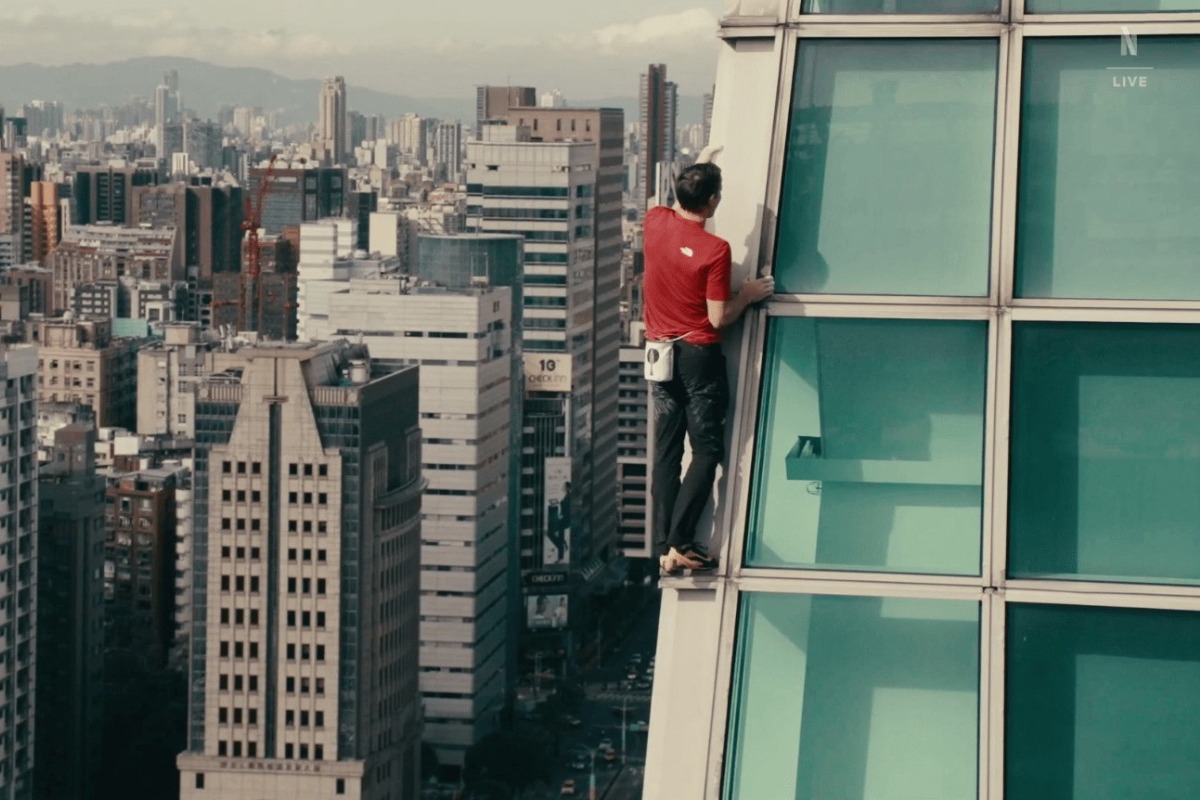 Αναρριχητής σκαρφάλωσε ουρανοξύστη 101 ορόφων χωρίς εξοπλισμό ασφαλείας