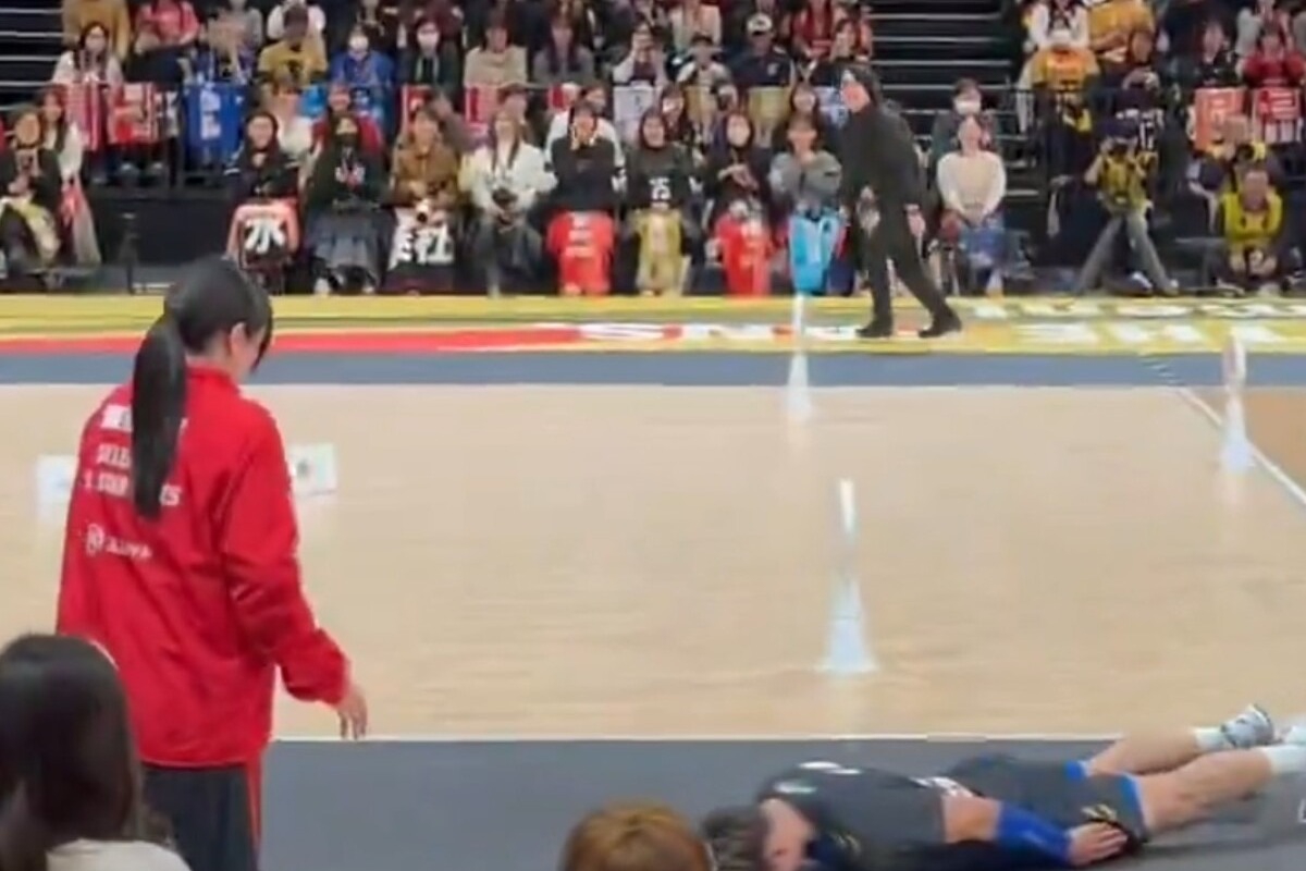Βίντεο: Ιάπωνας αθλητής βόλεϊ χτύπησε κατά λάθος επόπτη και ζήτησε την πιο θεαματική συγγνώμη