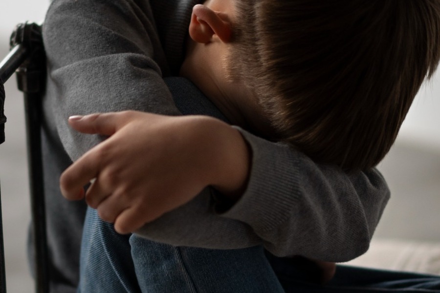 Φρίκη στη Γαλλία: Πατέρας κρατούσε πάνω από έναν χρόνο τον 9χρονο γιο του κλειδωμένο σε βαν