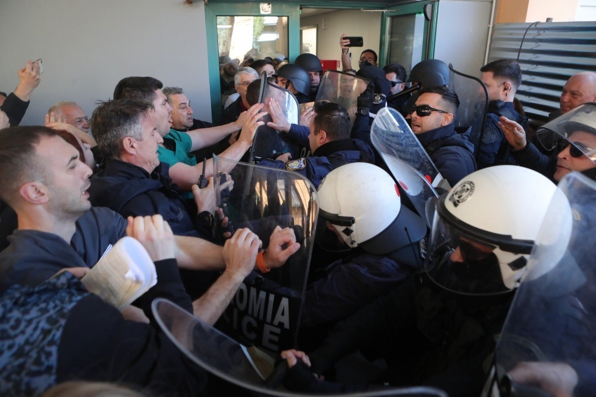 Νοσοκομείο Νίκαιας: Ένταση μεταξύ νοσηλευτών και ΜΑΤ κατά την επίσκεψη Γεωργιάδη