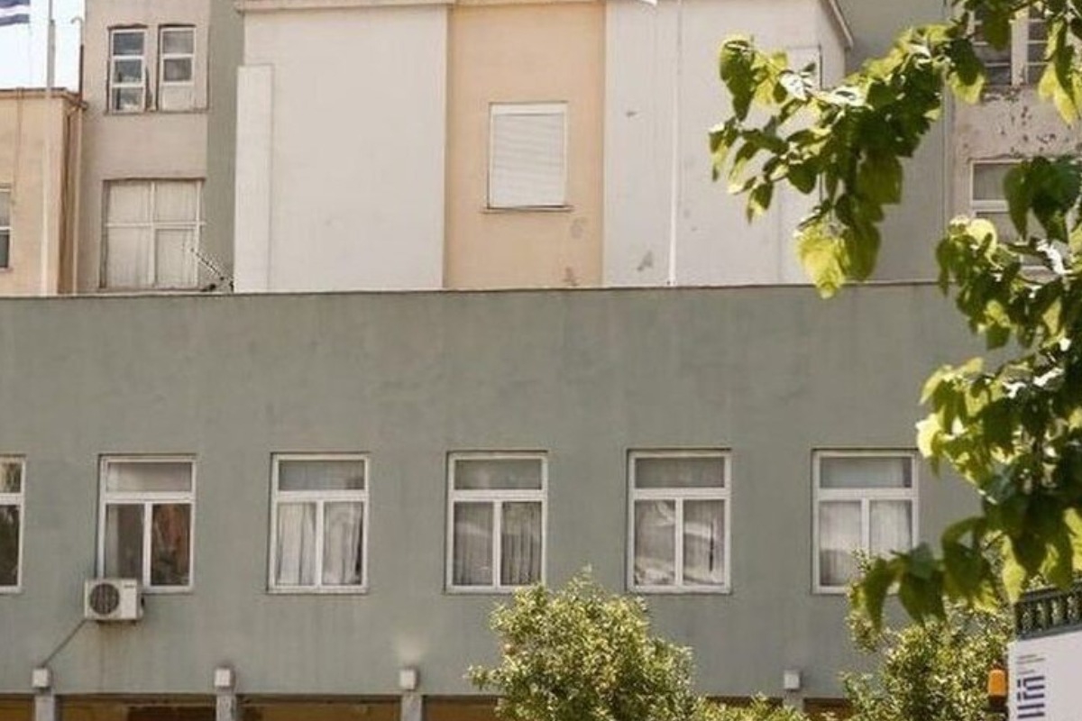 Γενικό Κρατικό Νίκαιας: Η στιγμή που άνδρας με όπλο στο χέρι απειλεί κόσμο στο προαύλιο ‑ Βίντεο