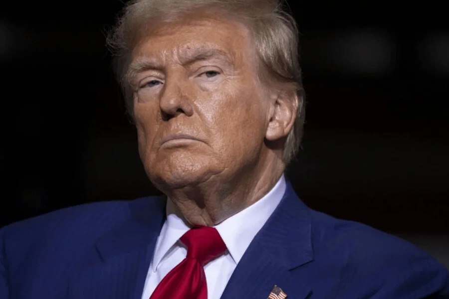 Grammy 2026: «Θα μηνύσω αυτόν τον ατάλαντο παρουσιαστή» ‑ O Τραμπ απειλεί τον Τρέβορ Νόα για την αναφορά στον Έπσταϊν