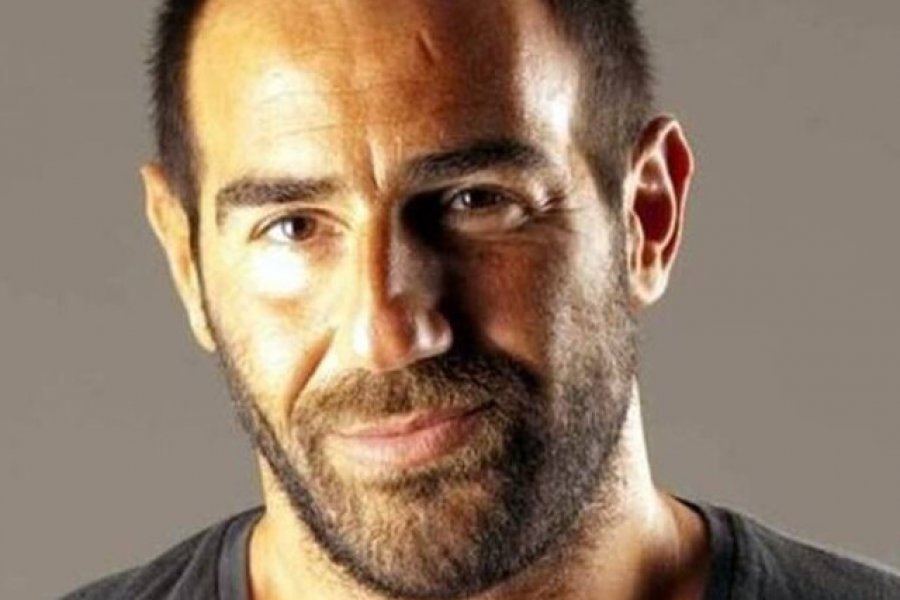 Ο Αντώνης Κανάκης κυκλοφόρησε το πρώτο τραγούδι του: «Το σκάρωσα πριν 38 χρόνια» ‑ Βίντεο