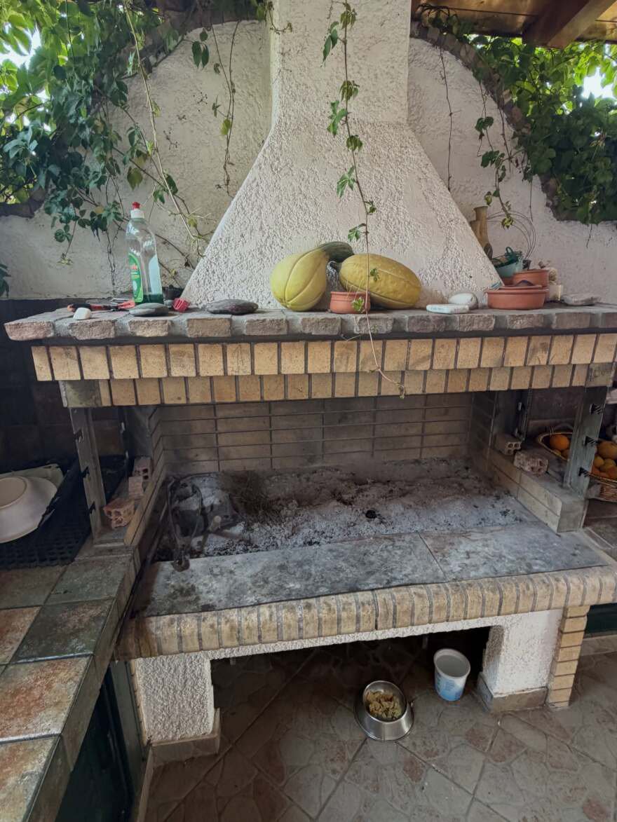Ο Φάνης Λαμπρόπουλος κάνει διακοπές στο χωριό του στο Αίγιο και δείχνει φωτογραφίες από το σπίτι του