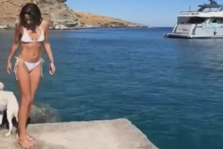 Οι βουτιές της Κατερίνας Παπουτσάκη με λευκό μπικίνι στην Κύθνο και η φωτογραφία με το τατουάζ‑κοχύλι, δείτε βίντεο