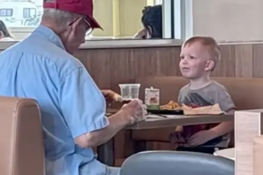 Το βίντεο που συγκίνησε το TikTok: 3χρονος είδε ηλικιωμένο να τρώει μόνος του και πήγε να του κάνει παρέα