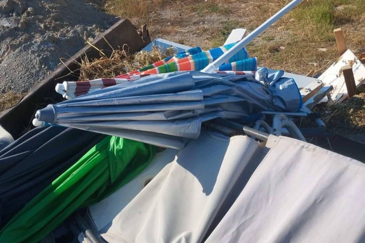 Η μάχη για τον δημόσιο χώρο και το μεγάλο πρόβλημα με τις ομπρέλες στη Χαλκιδική
