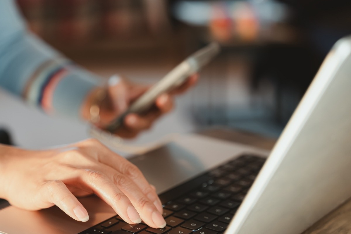 Το διαδίκτυο μας «καταπίνει»: Περνάμε 44 χρόνια μπροστά από τις οθόνες και πέντε χρόνια μόνο σε feeds, notifications και scrolling