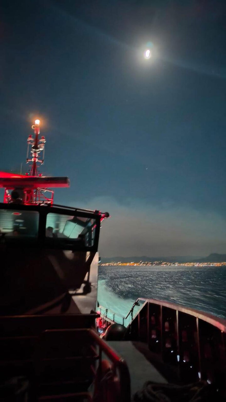 Πώς η Πυροσβεστική διέσωσε πολίτες στη μεγάλη φωτιά της Αττικοβοιωτίας, περισσότερα από 250 άτομα απομακρύνθηκαν δια θαλάσσης, φωτογραφίες και βίντεο