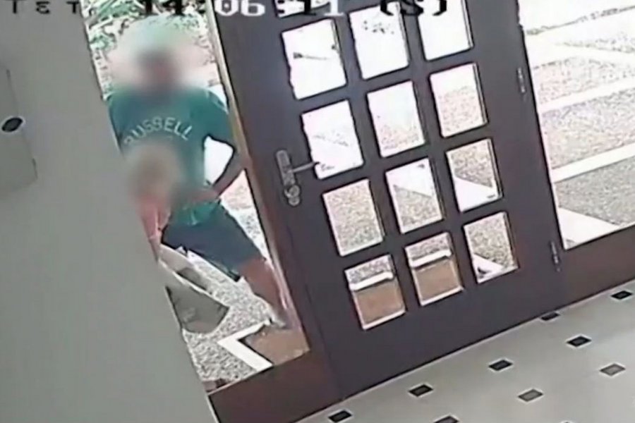 ΒΙΝΤΕΟ ‑ Παλαιό Φάληρο: Επιτέθηκε σε γυναίκα για να της αρπάξει την τσάντα στην είσοδο της πολυκατοικίας