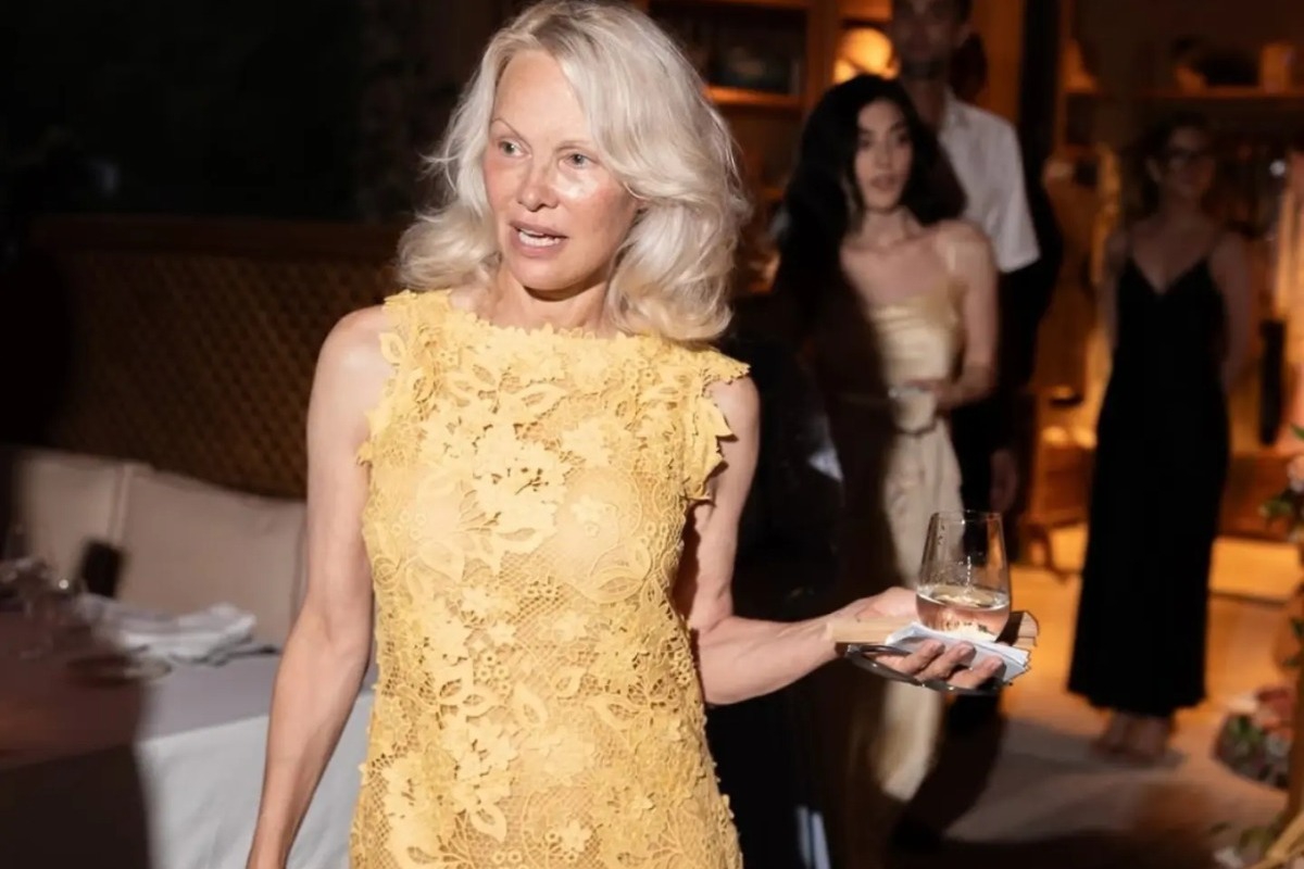 Η Pamela Anderson χόρεψε ξυπόλητη στο γάμο του γιου της ‑ Η viral αγκαλιά με τον Tommy Lee