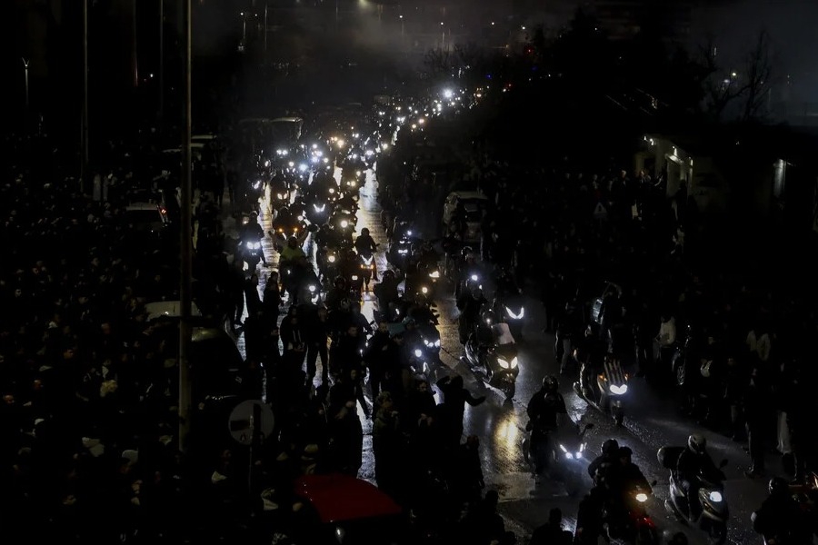 Τροχαίο στη Ρουμανία: Σε κλίμα οδύνης η άφιξη των σορών των οπαδών του ΠΑΟΚ στην Τούμπα