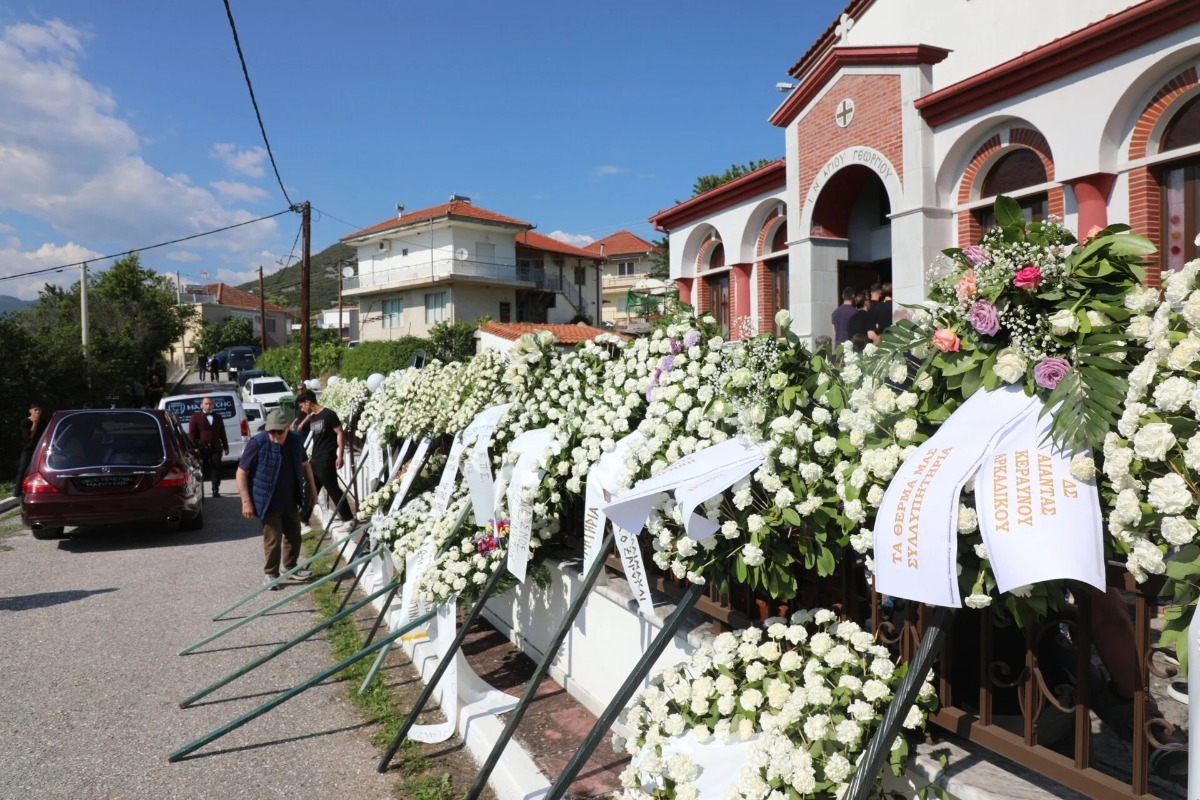 Παρασκευάς Αντζας: Σε κλίμα συγκίνησης η κηδεία ‑ Συντετριμμένοι πρώην συμπαίκτες και φίλοι