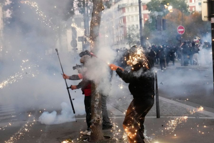 Παρίσι: Αστυνομικός τυλίχθηκε στις φλόγες από μολότοφ ‑ Χάος στο Porte de Charenton
