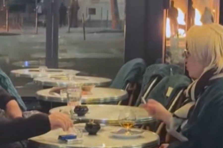 Παρίσι: Ψύχραιμοι ή αναίσθητοι; Έπιναν κρασί, ενώ πίσω τους έκαιγαν κάδοι και οδοφράγματα