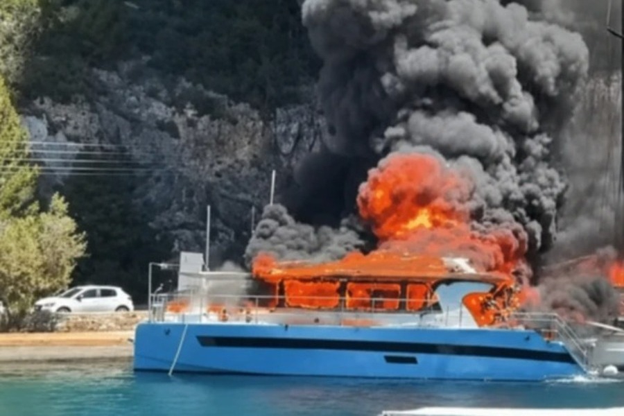 Παξοί: Ο καπετάνιος‑ήρωας που έσωσε τους τουρίστες πριν βουτήξει στη θάλασσα – Η δραματική προσπάθεια να σβήσει τη φωτιά