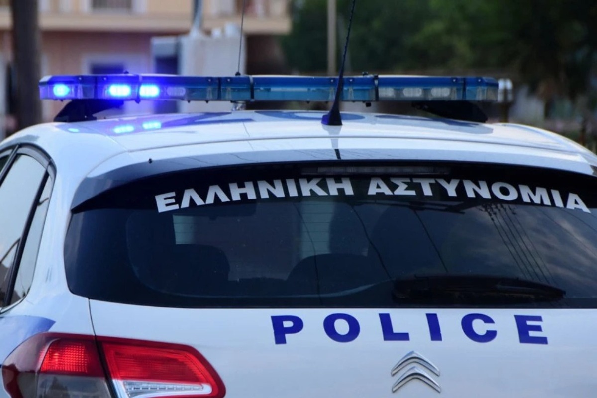80χρονος έπεσε με το αυτοκίνητο σε τράπεζα στην Θεσσαλονίκη: «Μου έκανε κατάσχεση το σπίτι»