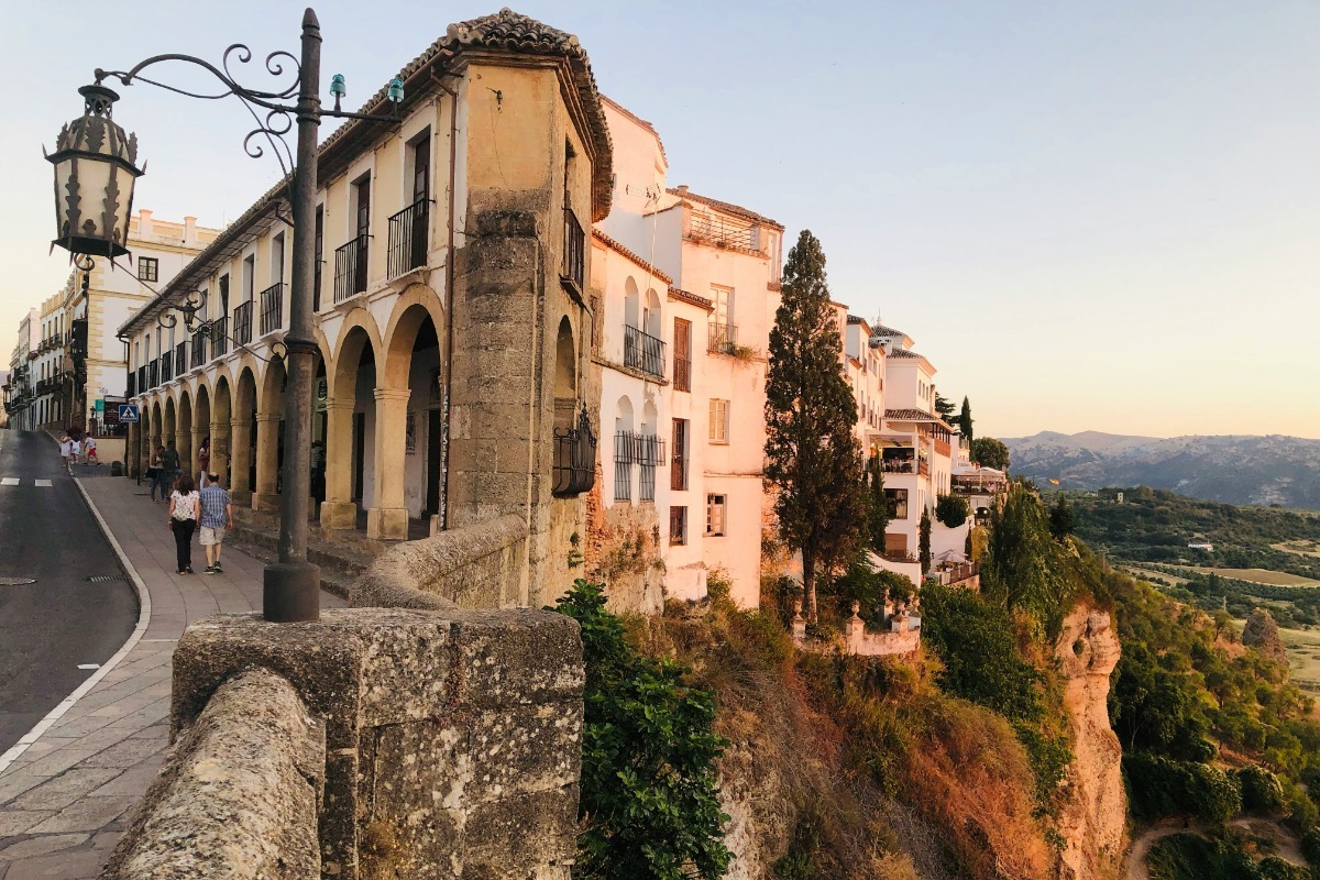 Η Ισπανία «αδειάζει», αλλά σε πληρώνει για να πας: Χωριά‑φαντάσματα δίνουν έως 10.800€ για μια νέα αρχή