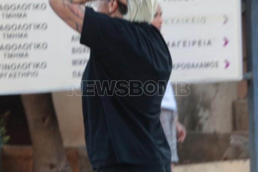 Συντετριμμένη η αδερφή του Γιώργου Μαζωνάκη φτάνει στο νοσοκομείο Ελπίς κρατώντας το κεφάλι της