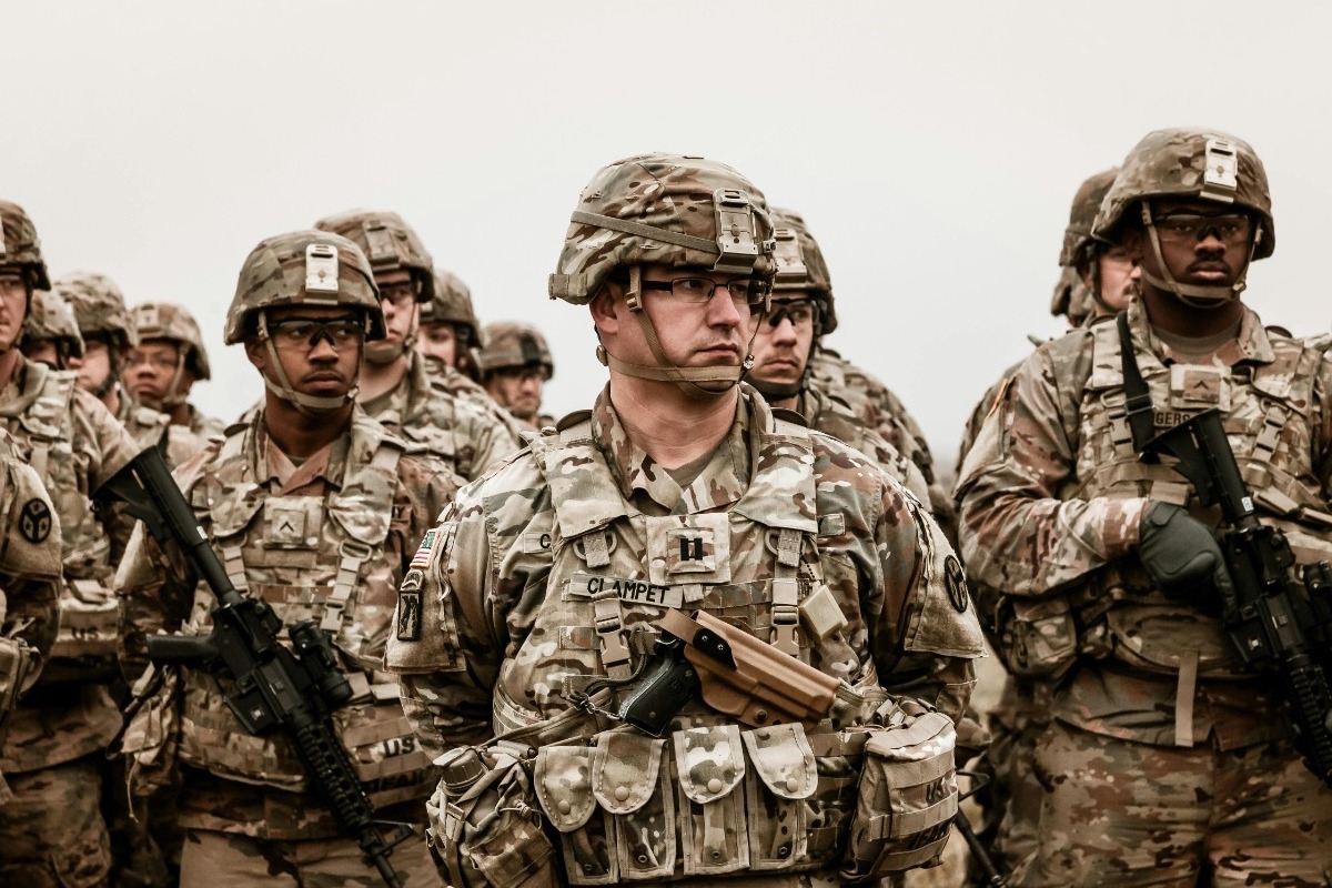 Μοντέλο του OnlyFans και κόρη πεζοναύτη στέλνει δώρα σε στρατιώτες: «Λίγη ανακούφιση από το στρες»