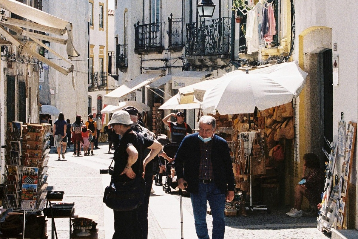Γιατί η Λισαβόνα χαλάρωσε τους περιορισμούς στα Airbnb