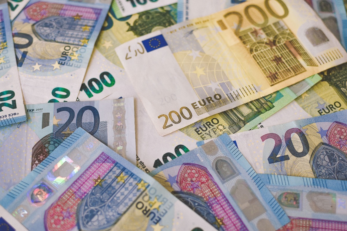 Παραλία γέμισε πακέτα με 700.000 ευρώ ‑ λουόμενοι έτρεξαν να τα μαζέψουν