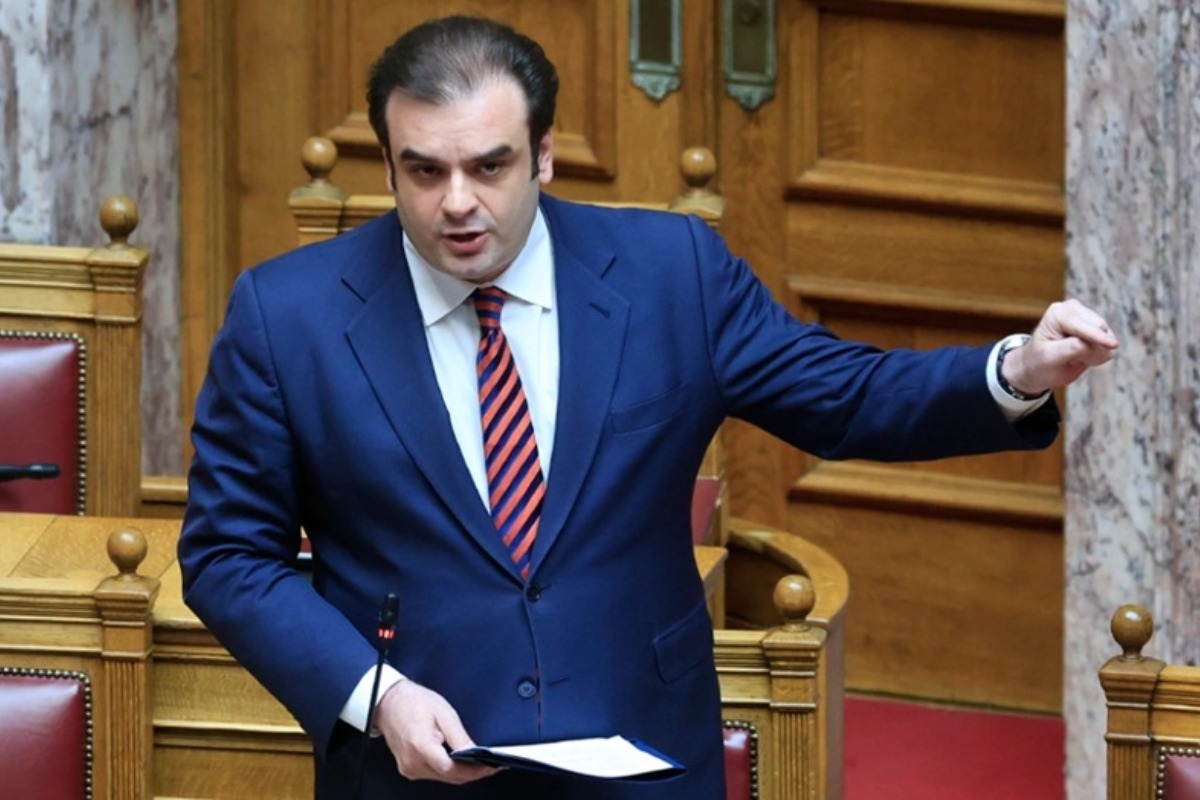 Ο Πιερρακάκης ανακοίνωσε την αύξηση του ακατάσχετου λογαριασμού στα 1.600 ευρώ