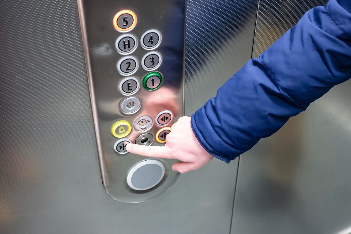 Σήμερα Έμαθα: Γιατί το κουμπί που κλείνει τις πόρτες στο ασανσέρ είναι στην πραγματικότητα «placebo button»;