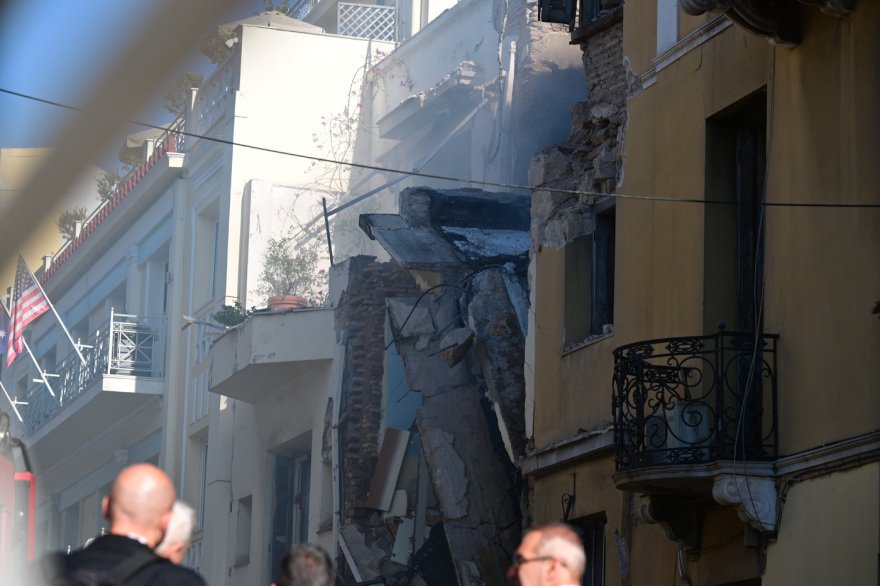 Πλάκα: Αγωνία για πέντε άτομα που αγνοούνται μετά την έκρηξη, ηλικιωμένο ζευγάρι έμενε στον δεύτερο όροφο του κτηρίου