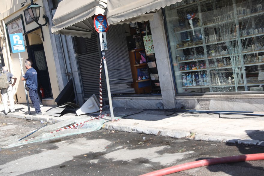 Πλάκα: Αγωνία για πέντε άτομα που αγνοούνται μετά την έκρηξη, ηλικιωμένο ζευγάρι έμενε στον δεύτερο όροφο του κτηρίου