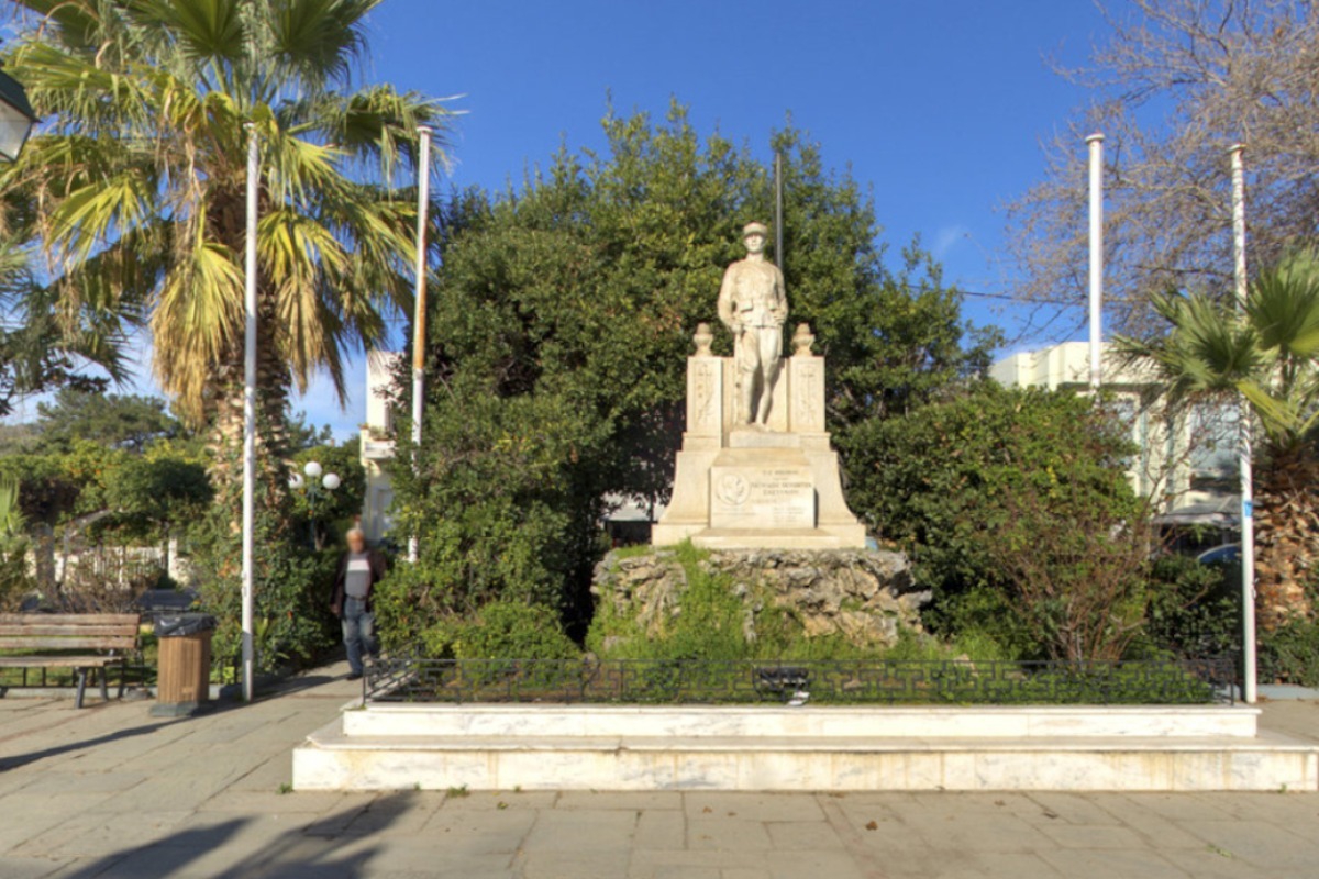 Αδιανόητο περιστατικό στην Ελευσίνα: Ακούστηκε ο ύμνος της Χούντας σε κατάθεση στεφάνων για την 25η Μαρτίου