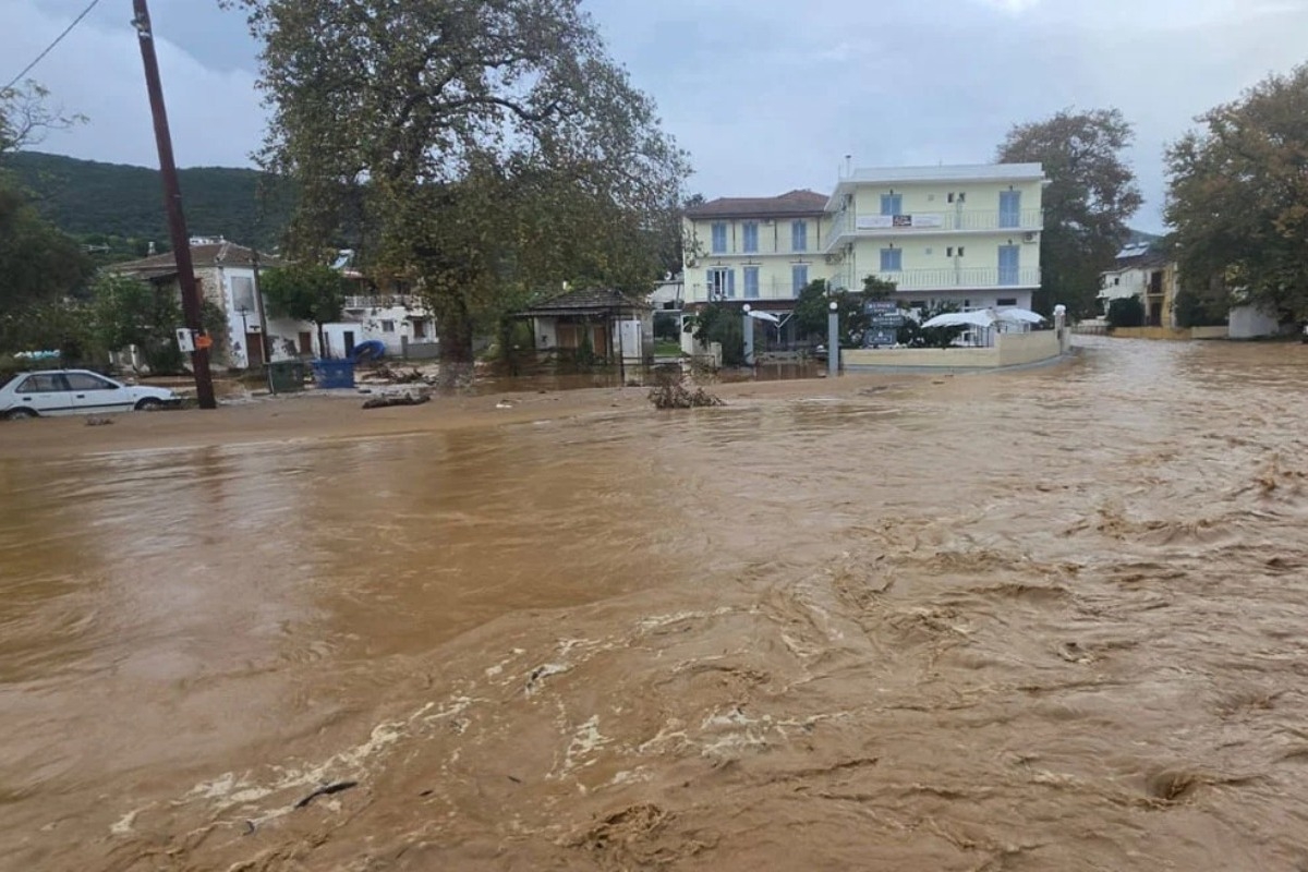 Πήλιο: Υπερχείλισε το ρέμα στον Πλατανιά, εγκλωβισμένοι κάτοικοι ‑ Ήχησε το112