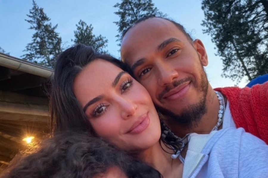 Η πρώτη κοινή selfie της Κιμ Καρντάσιαν με τον Λιούις Χάμιλτον και ένα από τα παιδιά της