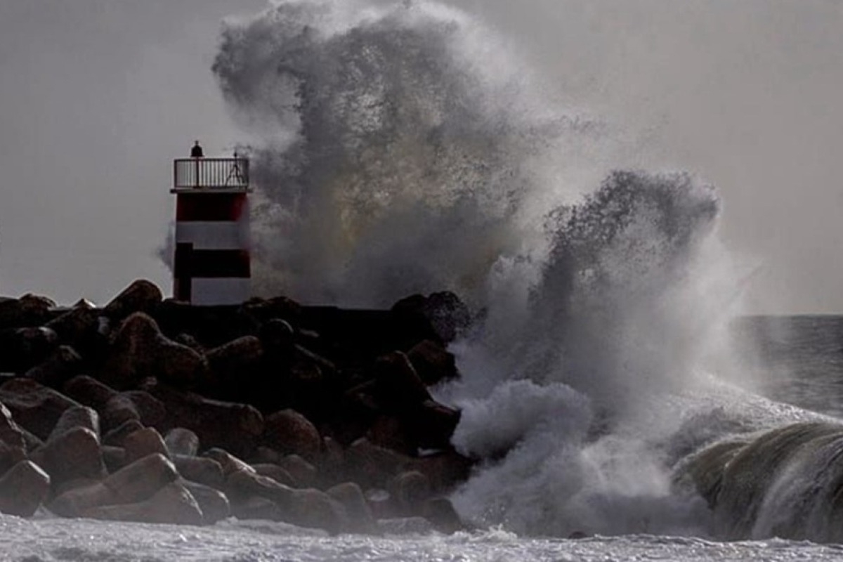 Σε κατάσταση συναγερμού η Πορτογαλία λόγω κακοκαιρίας, τα κύματα θα φτάσουν τα 15 μέτρα