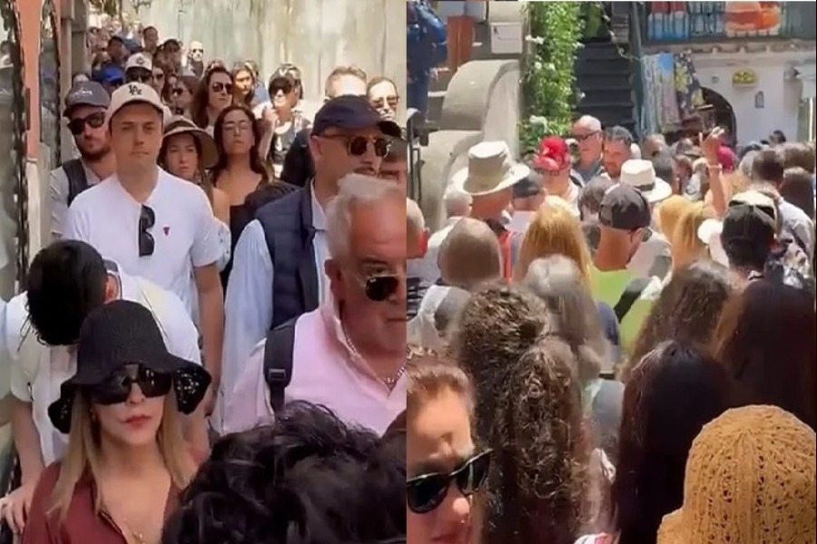«Τριτοκοσμικές» εικόνες με ορδές τουριστών να έχουν φρακάρει στα σοκάκια στο Ποζιτάνο