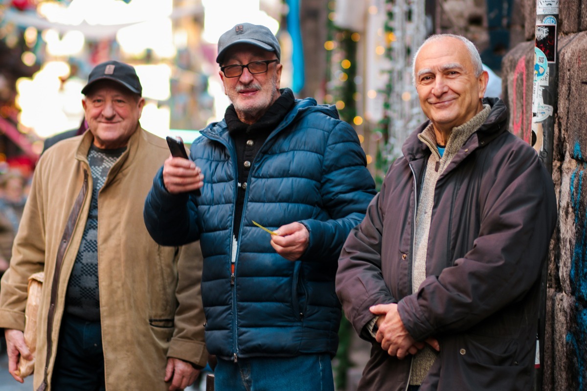 Γερνούν πιο γρήγορα οι άνδρες; Η αθέατη απειλή των «παντοτινών χημικών» στο αίμα μας