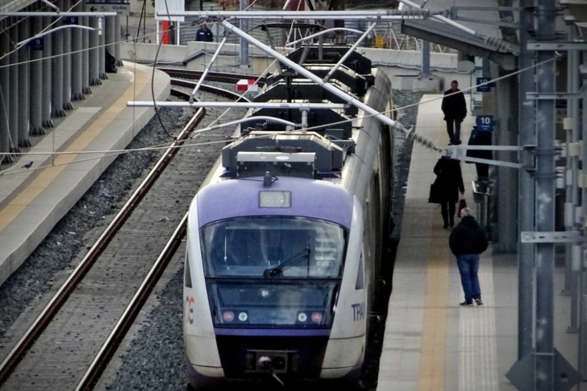 Διακόπηκαν για μία ώρα τα δρομολόγια του Προαστιακού στη γραμμή του Κιάτου λόγω φωτιάς στη Νέα Ζωή