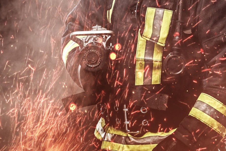 Μαίνεται η φωτιά σε εργοστάσιο πλαστικών στο Μενίδι: Ήχησε 112