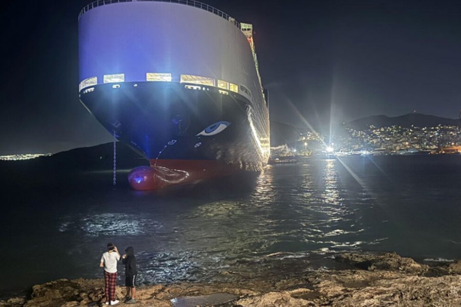 Προσάραξε φορτηγό πλοίο στον δίαυλο του Ναυστάθμου Σαλαμίνας, δείτε βίντεο και φωτογραφίες