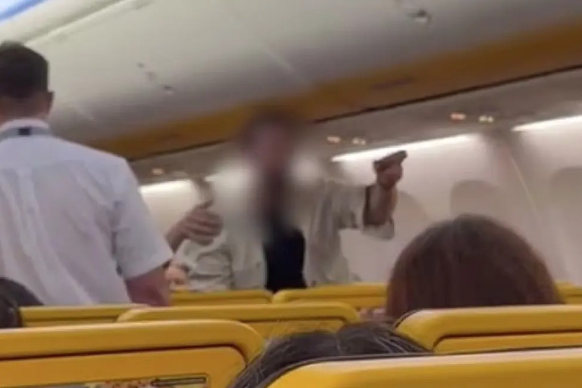 Μεθυσμένος προκάλεσε χάος σε πτήση της Ryanair, τον απομάκρυνε η αστυνομία (βίντεο)