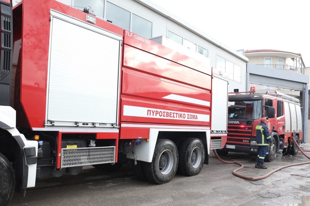 Διακοπή κυκλοφορίας στην Λιοσίων λόγω φωτιάς σε κτίριο στο ύψος της οδού Ηπείρου