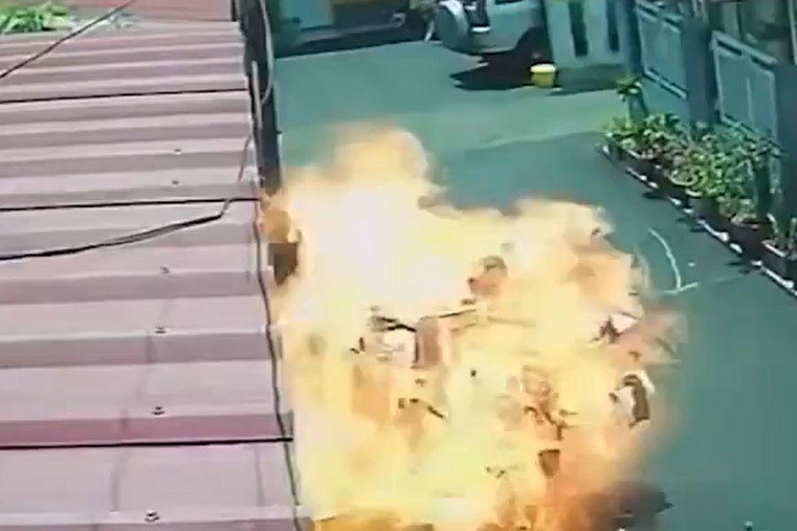 Στιγμές τρόμου για πλανόδιο πωλητή στην Ινδονησία: Τον τύλιξε πύρινη σφαίρα έπειτα από έκρηξη φιάλης
