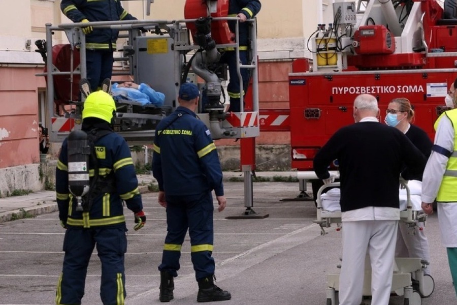 Ανδρας απειλεί να πέσει από την ταράτσα στο κτίριο της πολεοδομίας στην Αθήνα