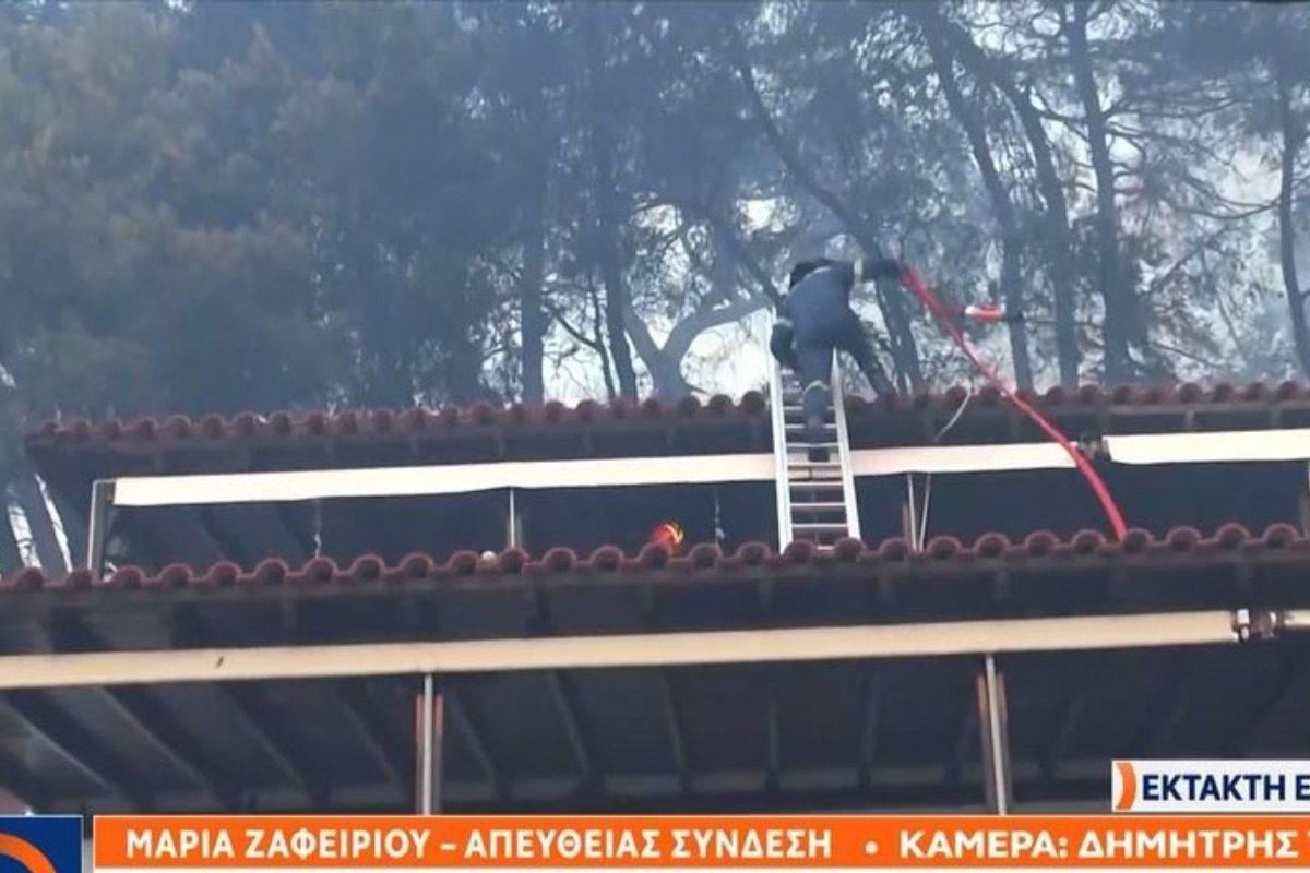 Πυρκαγιά στη Σίβηρη Χαλκιδικής: Καρέ καρέ η πτώση πυροσβέστη από σκεπή σπιτιού – Τι συνέβη στη συνέχεια
